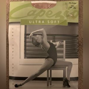 BRAND NEW! Capezio tan capri tights